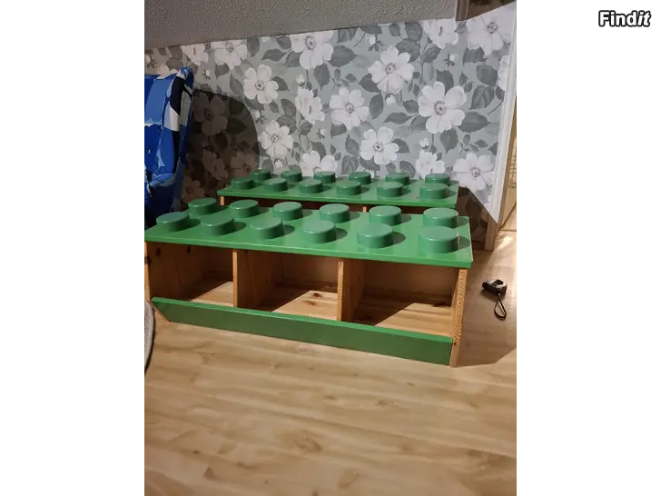 Myydään Lego hyllor två stycken