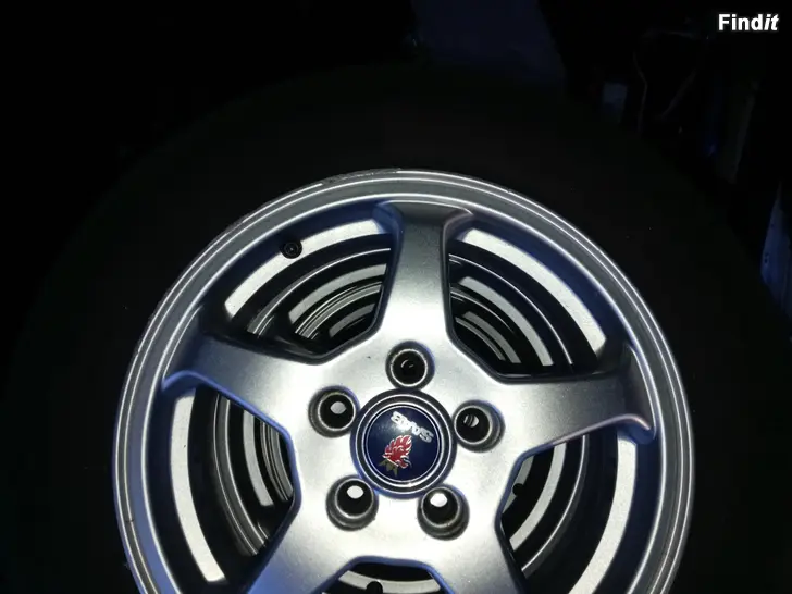 Myydään Saab 15 tuumaiset alkuperäiset vanteet renkailla