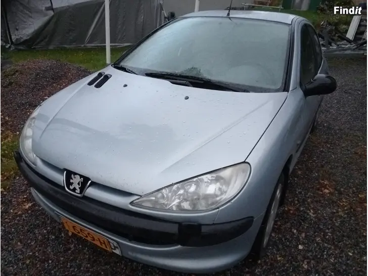 Myydään Peugeot 206 1,3 manuaali 2004 varaosina