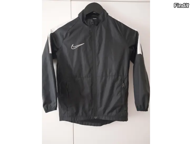 Säljes Nike jacka / takki 122/128