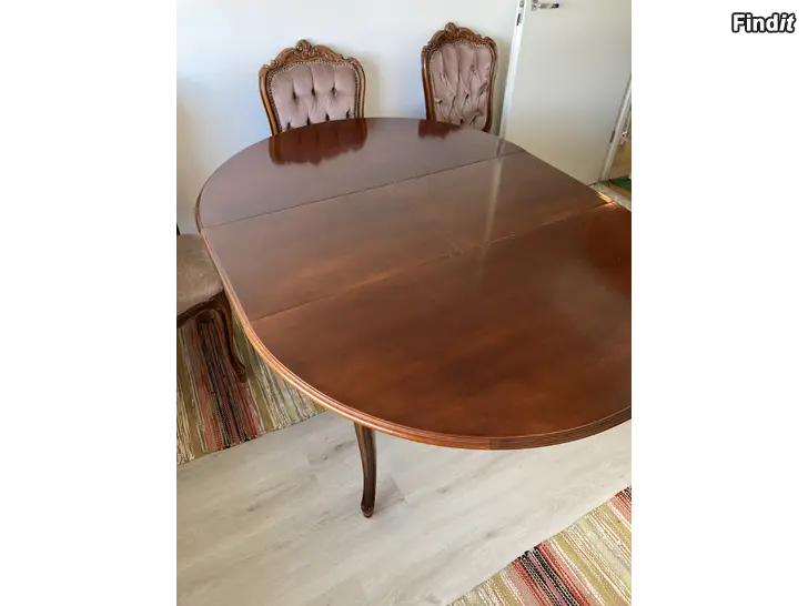 Myydään Koristeellinen pöytä ja 4 tuolia