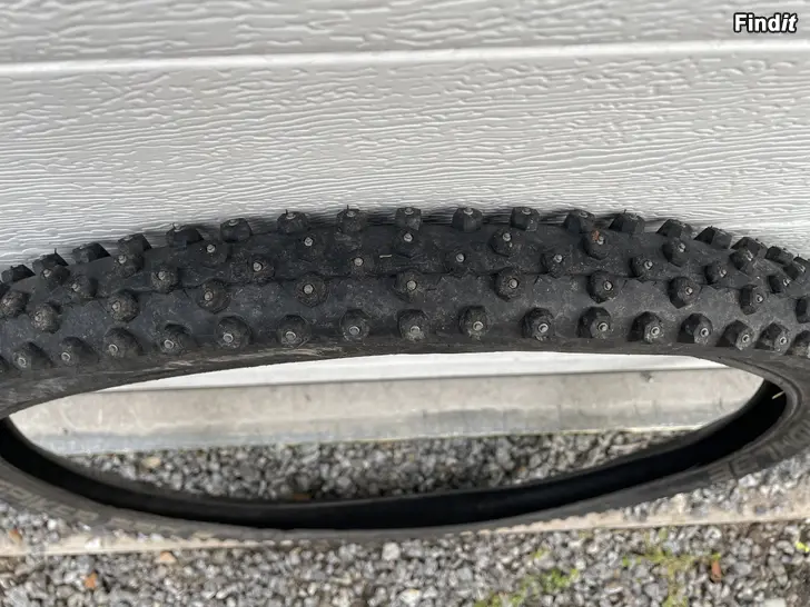 Myydään 26 nastarenkaat pyörään