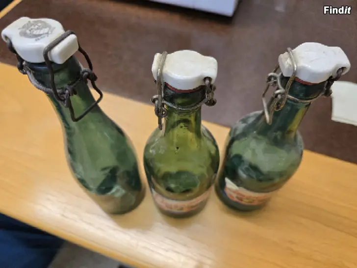 Myydään Vanhoja puhallettuja lasipulloja missä keraaminen korkki