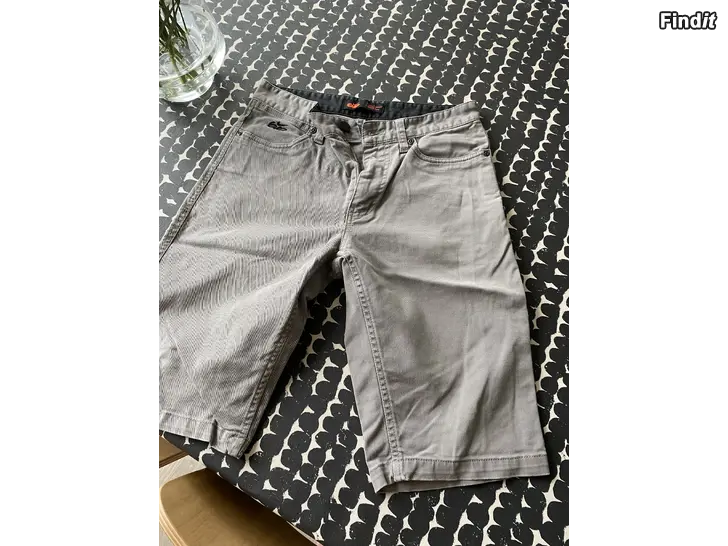 Myydään Nike shortsit