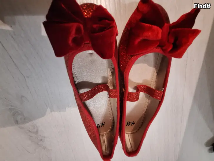 Myydään HM punainen juhlakengät koko 30