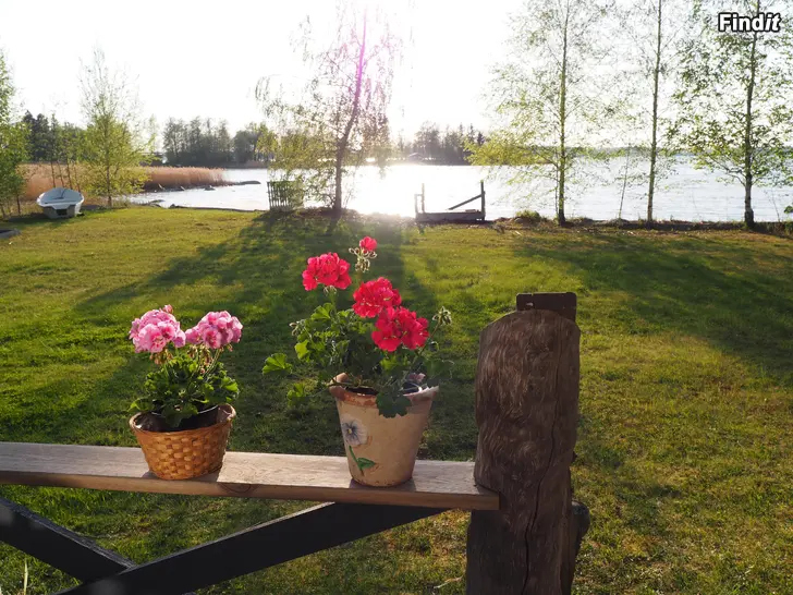 Uthyres Mysig sommarstuga direkt vid havet i väster-läge uthyres