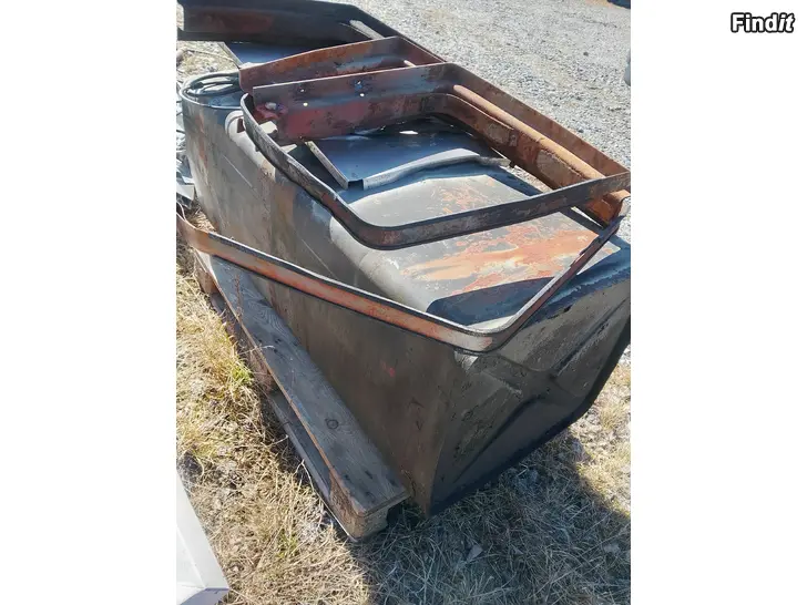 Myydään Lastbils bränsletank o konsoller