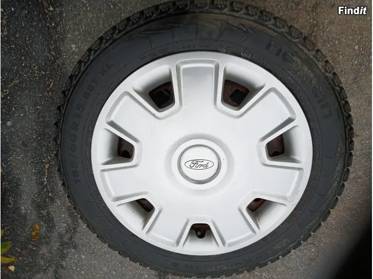 Myydään Ford 5-108 vanteilla Nokian nastarenkaat 185/60R15