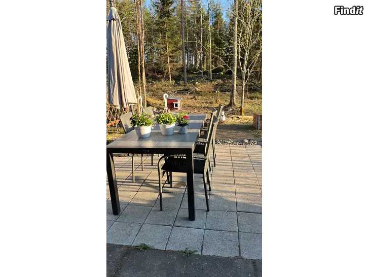 Säljes Trädgårdsbord och 6 st stolar med kuddar