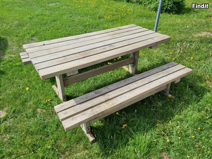 Säljes Stabilt utebord inklusive två bänkar
