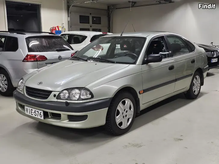 Säljes Toyota Avensis 1.6i 5d liftback 1998 mkt fin Säljes Toyota Avensis 1.6i 5d liftback 1998 mkt fin