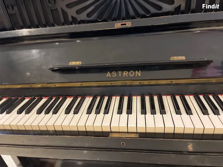 Bortges Piano ges bort kostnadsfritt, snygg möbel och bra klang