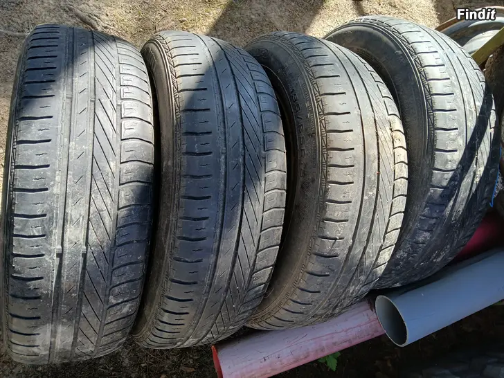 Myydään Kesärenkaat 195/65R15 vanteilla jako 5x112 keskireikä 57 VW/Skoda +muut