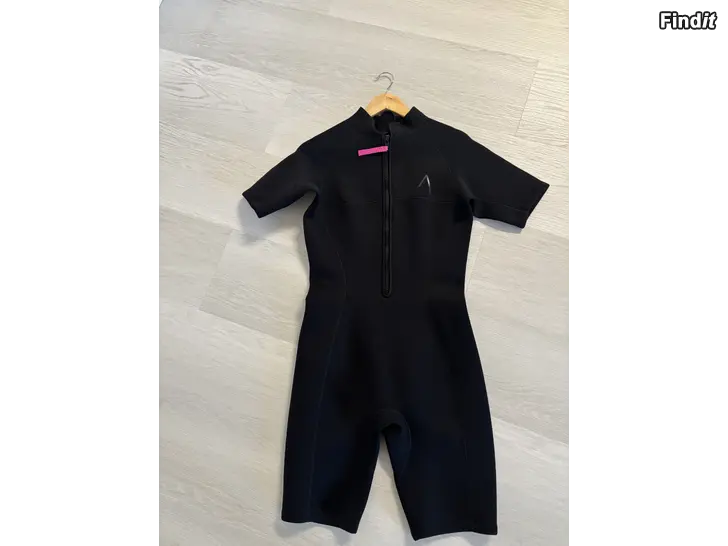 Säljes Blacc märkäpuku koko L, lähes uudenveroinen