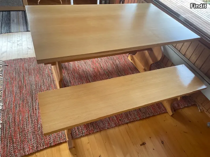 Säljes Pirttibord med två bänkar