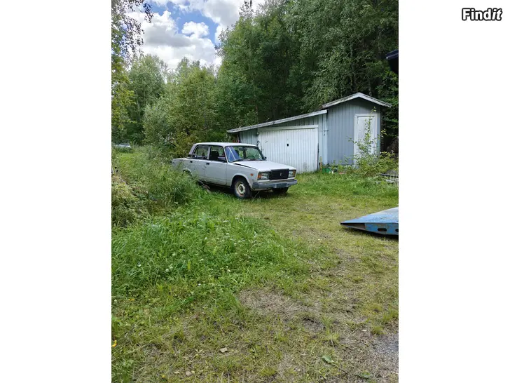 Säljes Lada 1700i    5 v laatikko    VM 79  käynti kuntoinen