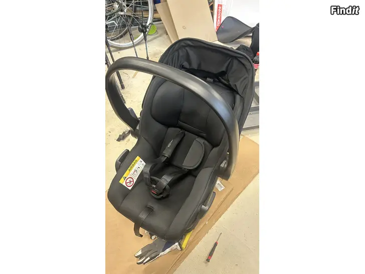Myydään Käytetty Britax Römer turvakaukalo + isofox jalusta