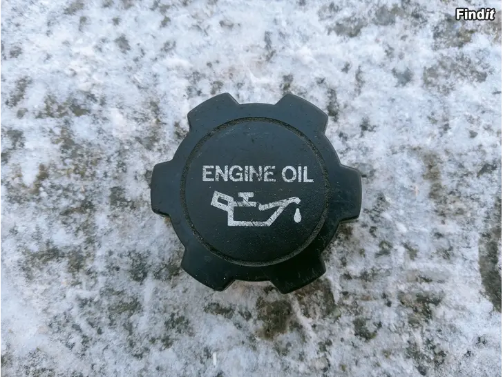 Myydään Toyota Corolla/Carina 1,6 16v 1992 öljykorkki tai termostaattipesä