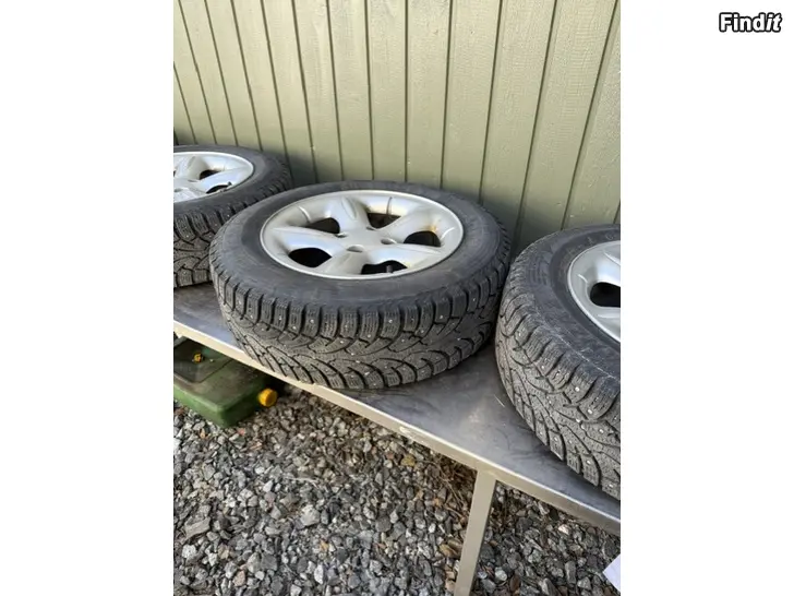 Säljes 185/65-15 med aluminium fälgar Vinterdäck
