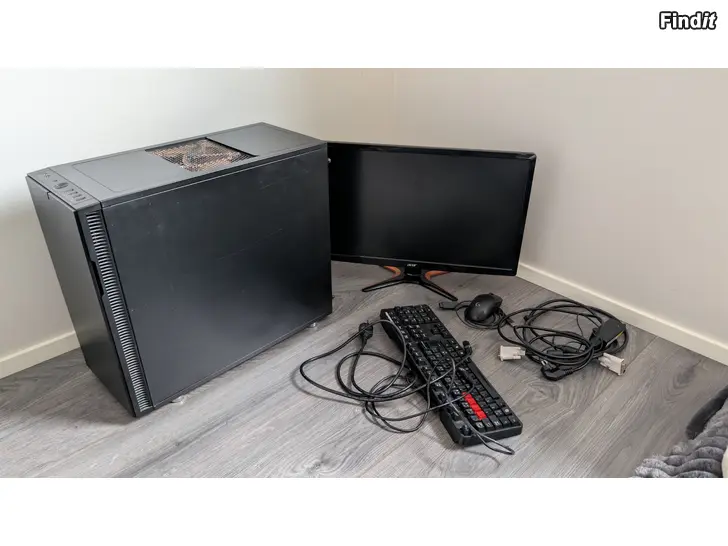 Myydään Speldator + tillbehör / Rakt i använding