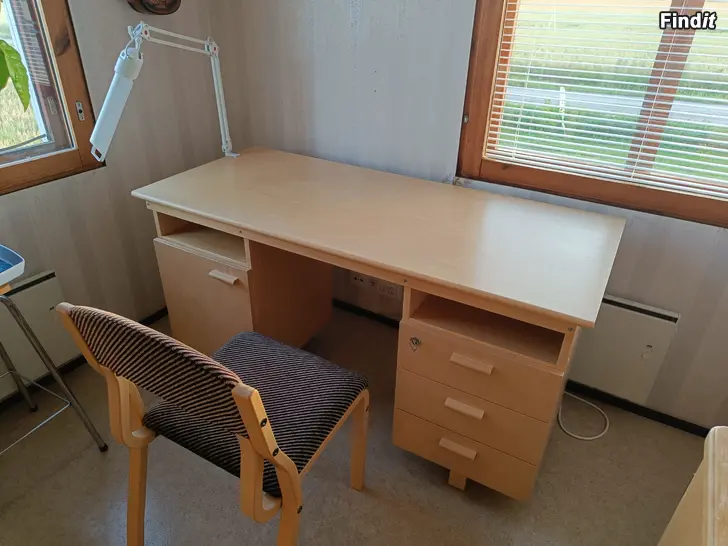 Säljes Skrivbord + stol