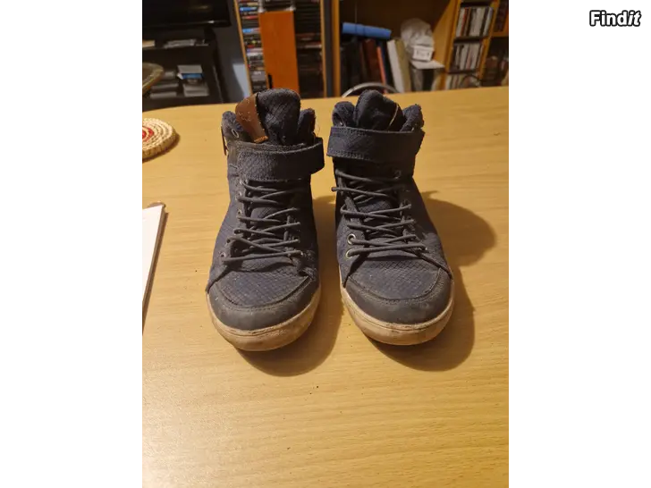 Myydään Mörkblå höga sneakers från Attitude st 33