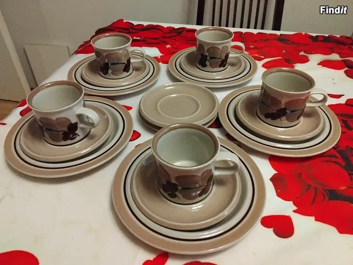 Myydään Arabia Koralli kahvikupit asetit ja pulla lautaset