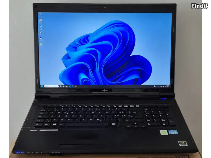Myydään Fujitsu LifeBook NH532 17,3 inches FHD i7-2.40GHz 8Gt 128Gt SSD 500Gt HDD GeForce640 Win11