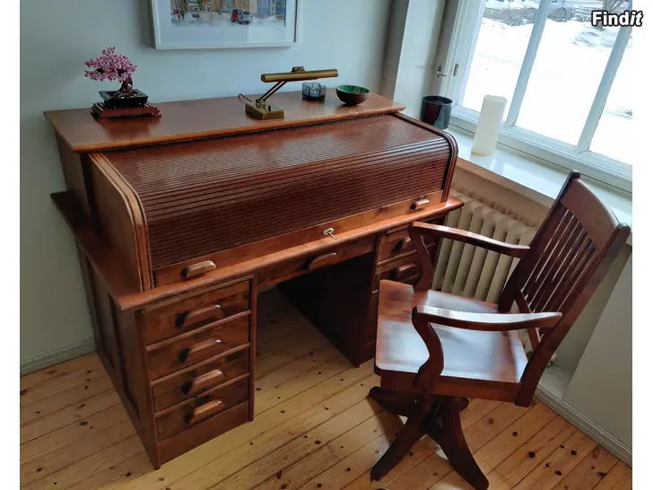 Säljes Boknäs skrivbord med jalusi + Stol