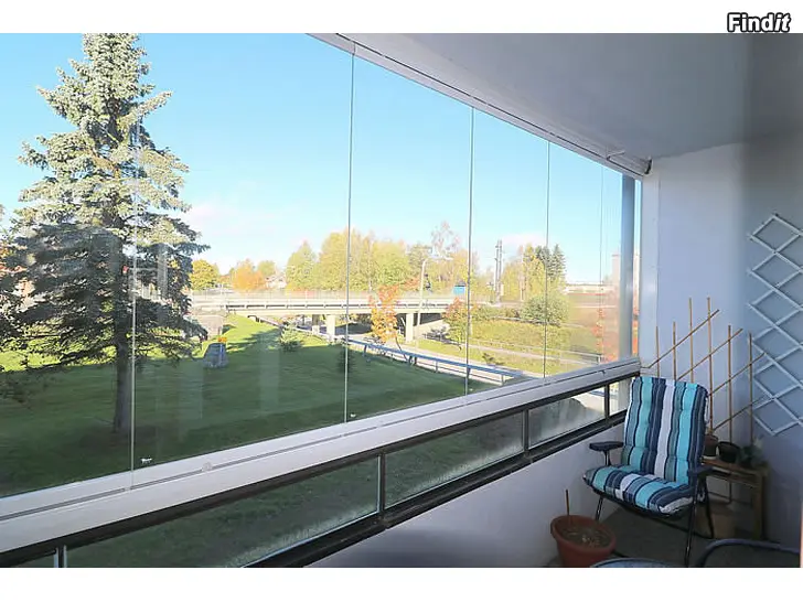 Uthyres Stor tvårummare med inglasad balkong i centrum av Kållby uthyres