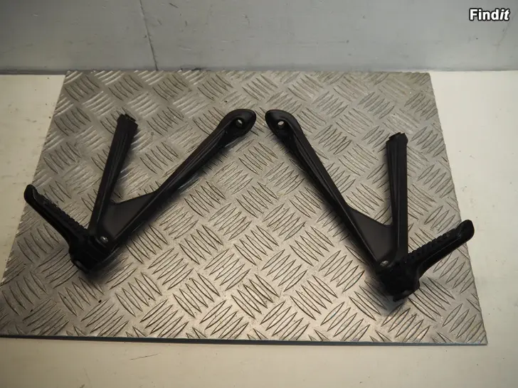 Myydään KTM 1290 20-23 Super Duke R LC8 Footrest Right 61703049000 Left 61703048000