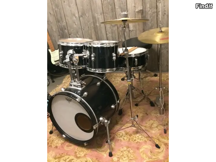Säljes Trumset med lämpliga storlekar för barn