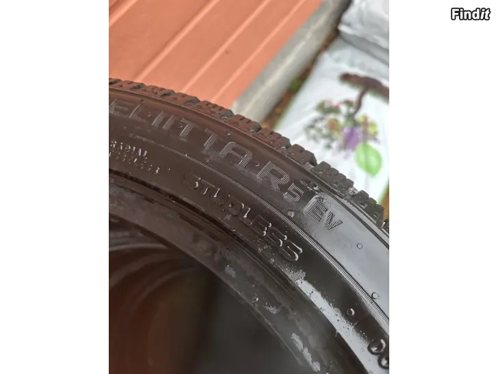Säljes Dubbfria vinterdäck  Hakkapelitta R5 EV 235/45 R18