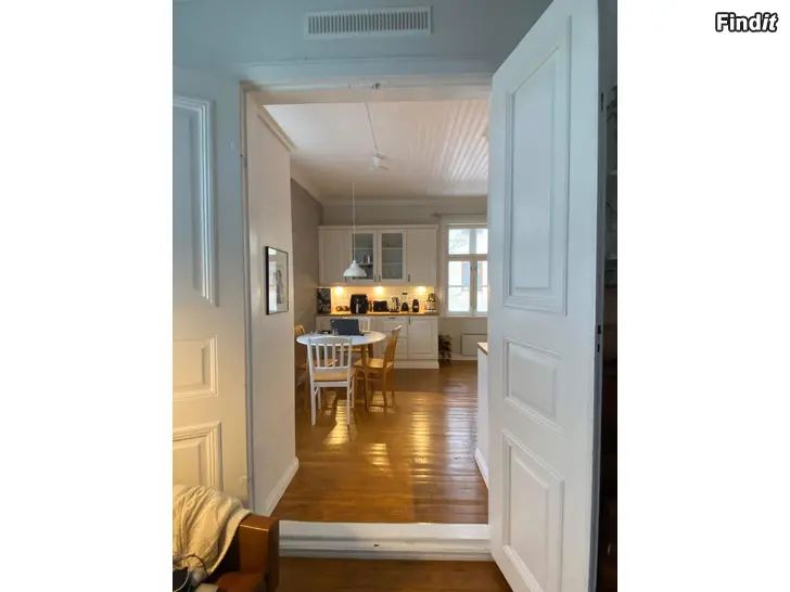 Vuokrataan Ljus och stämningsfull trähustvåa med trädgård