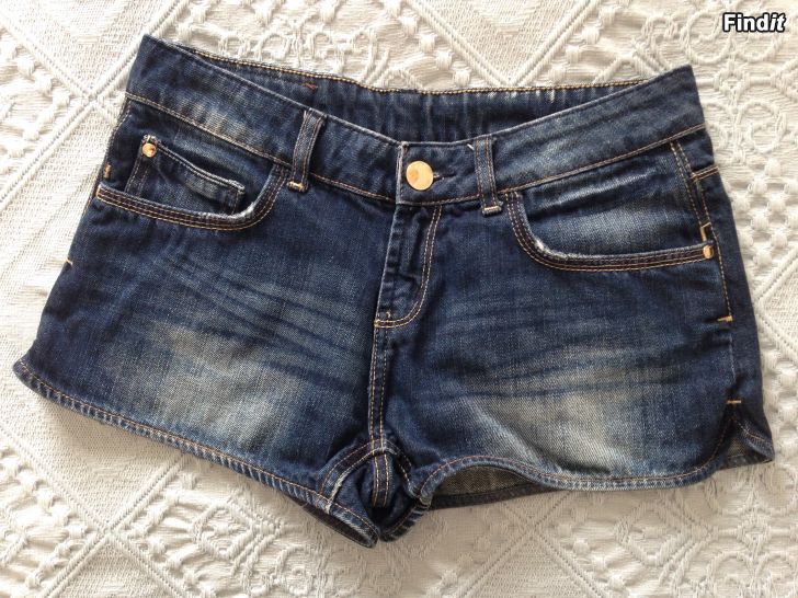 Säljes Jeansshorts Gina Tricot storlek 36