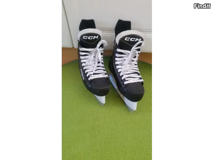 Myydään CCM Tacks AS 550 jääkiekkoluistimet koko  US2 EU35 -hinta 22e
