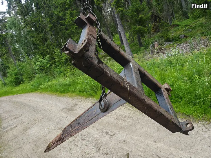 Myydään Paaliveitsi