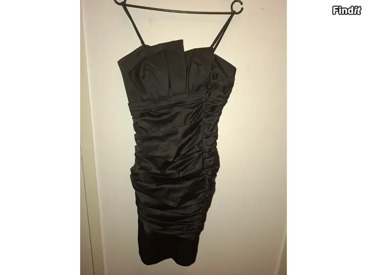 Myydään Myydään kaunis mekko