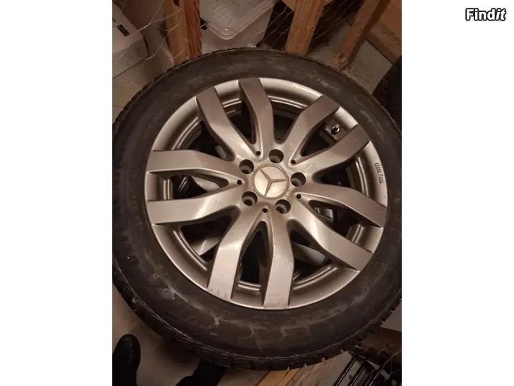 Myydään Uutta vastaavat mersun renkaat vanteilla