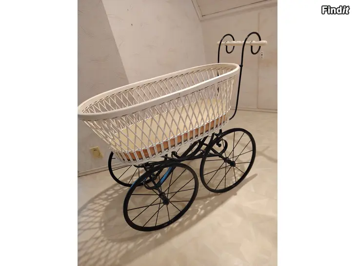 Säljes Antik barnvagn