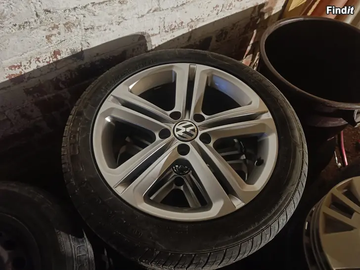 Säljes Vw orginal R-Line fälgar med däck