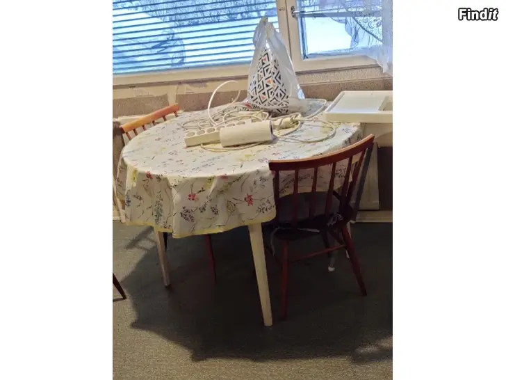 Myydään Runt bord och 4 pinnstolar