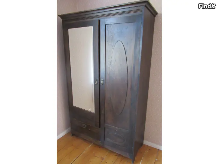 Säljes Antikt klädskåp med spegel