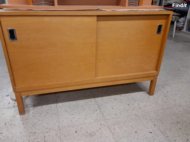 Säljes Byrå med två skjutdörrar