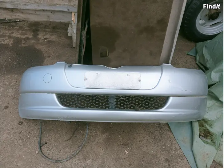 Myydään Toyota Yaris 2002 etupuskuri