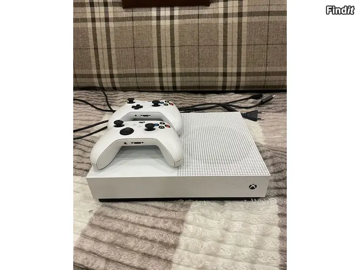 Myydään Xbox One S 512 Gt + 2 kpl. Ohjaimia