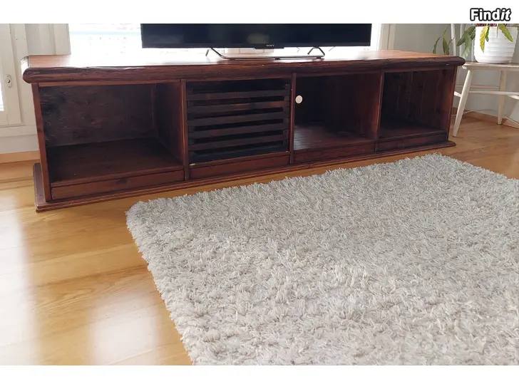 Myydään TV-taso