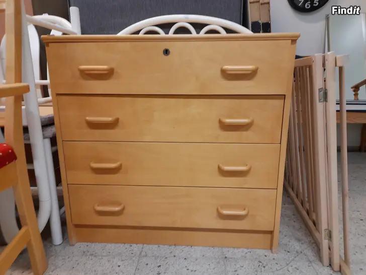 Säljes Byrå med 4 lådor