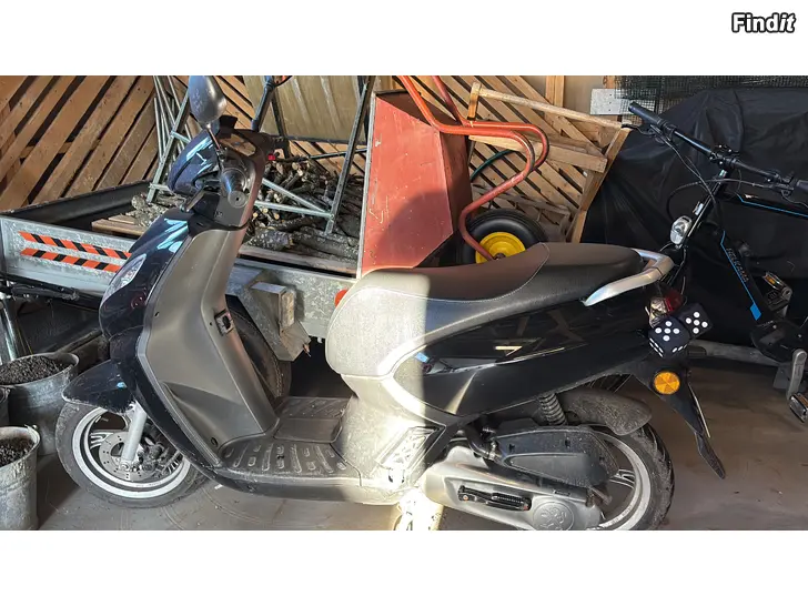 Myydään PEUGEOT KISBEE Musta