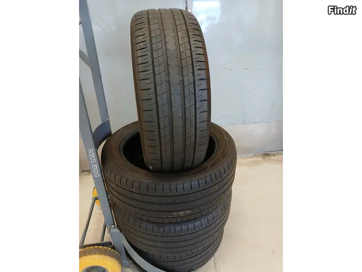 Myydään 225/50 R18 kesärenkaat Dunlop SP Sport Maxx